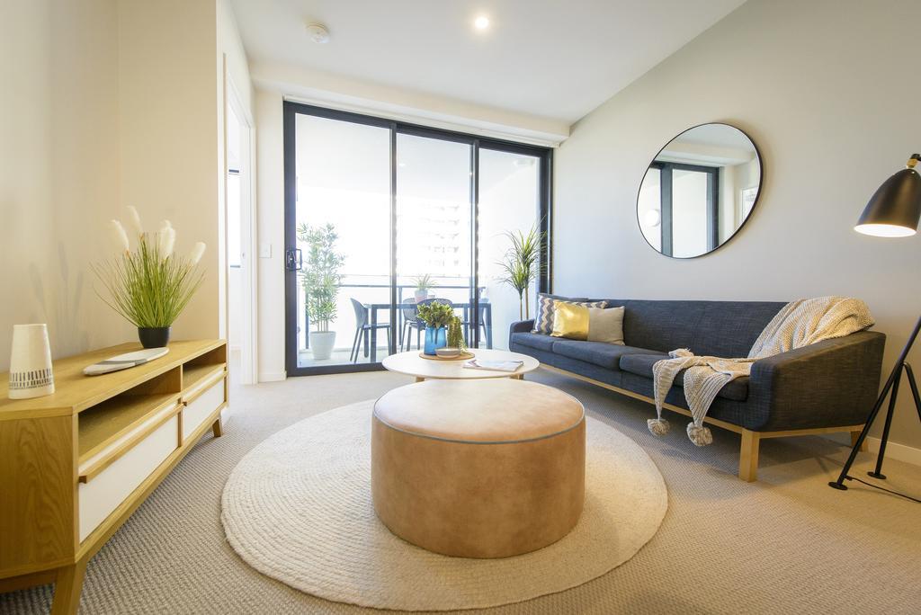 One-Bedroom Apartment with Balcony and Study